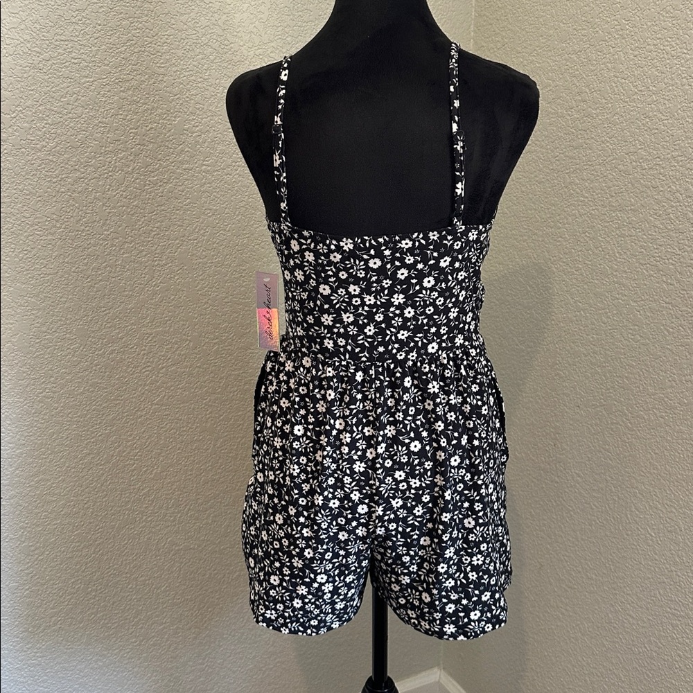Derek Heart Monochrome Floral Romper - Picture 3 of 5